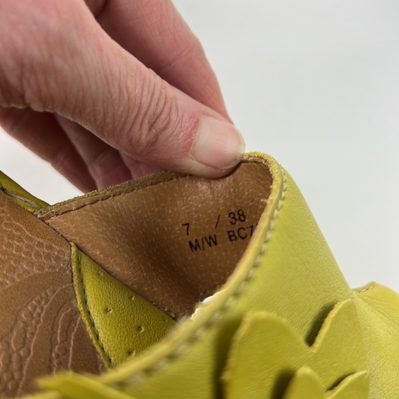 b.o.c. green leather weather wedges with appliques - Picture 9 of 10